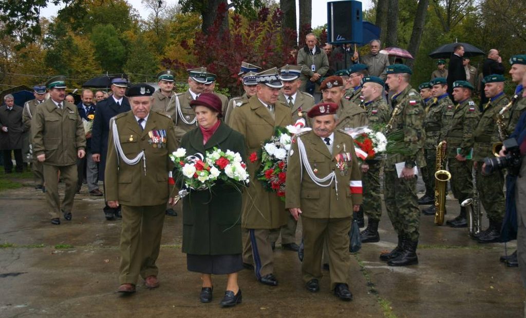 Uczestnicy Dnia Pamięci na lotnisku Kętrzyn Wilamowo podczas składania kwiatów.
Opis: Delegacje i przedstawiciele służb podczas jednej z wcześniejszych edycji uroczystości poświęconych pamięci Stefana Kardynała Wyszyńskiego i św. Jana Pawła II.