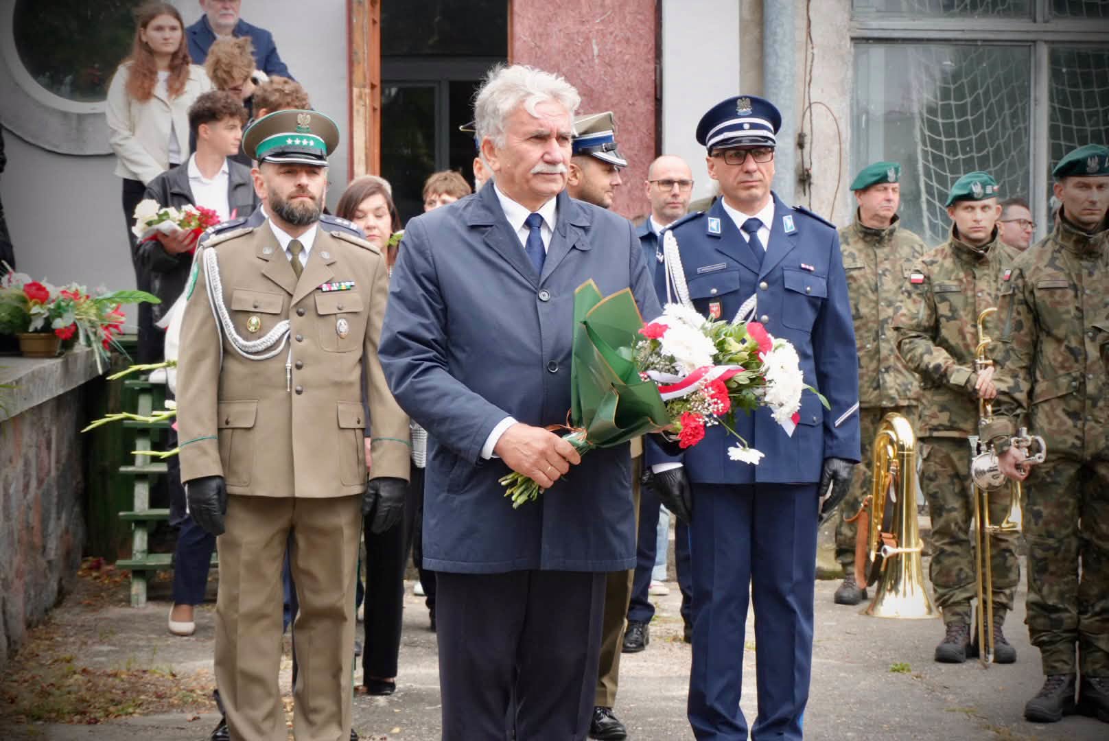 26. DZIEŃ PAMIĘCI NA LOTNISKU WILAMOWO – WSPÓLNA MODLITWA I HOŁD WIELKIM POLAKOM